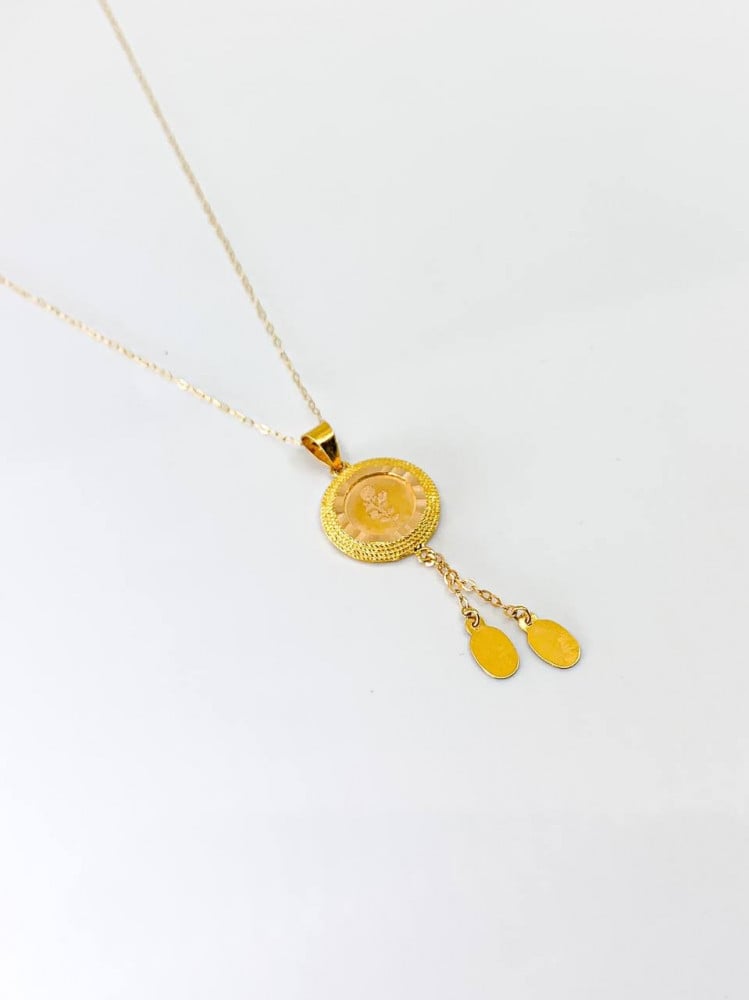 A pure 21-karat gold necklace with a delicate chain and a strong pendant, with an ideal weight for a price worthy of the precious metal.