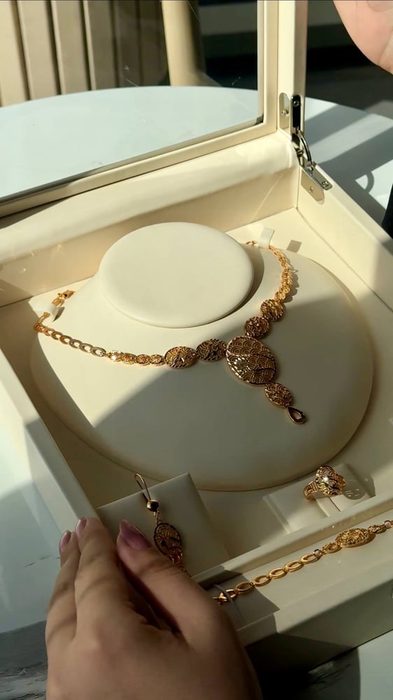 طقم الثرياء اللامع