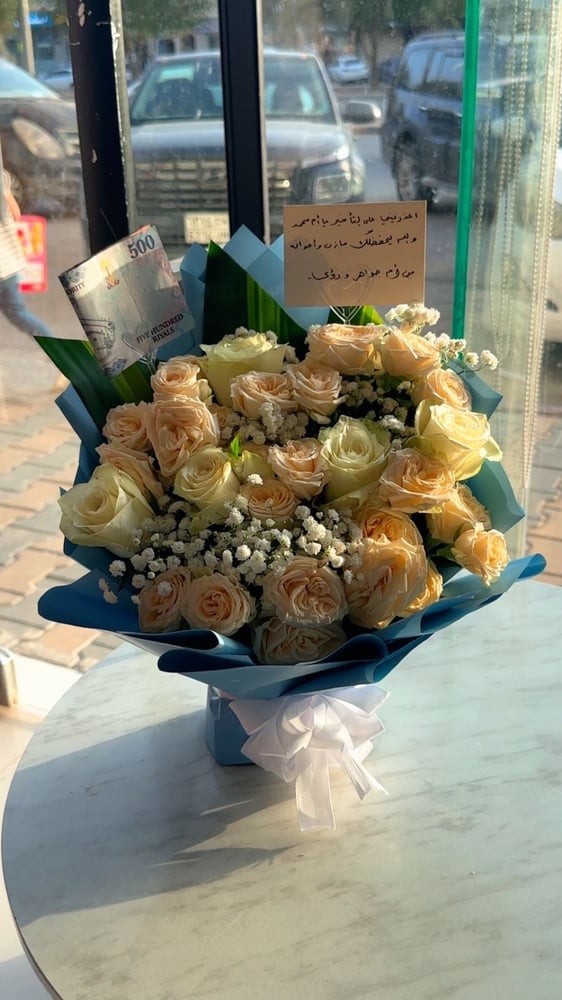 أجمل الهدايا هي التي تحمل بساطة الورد، وفخامة العطاء، وصدق الكلمات. 🤍✨