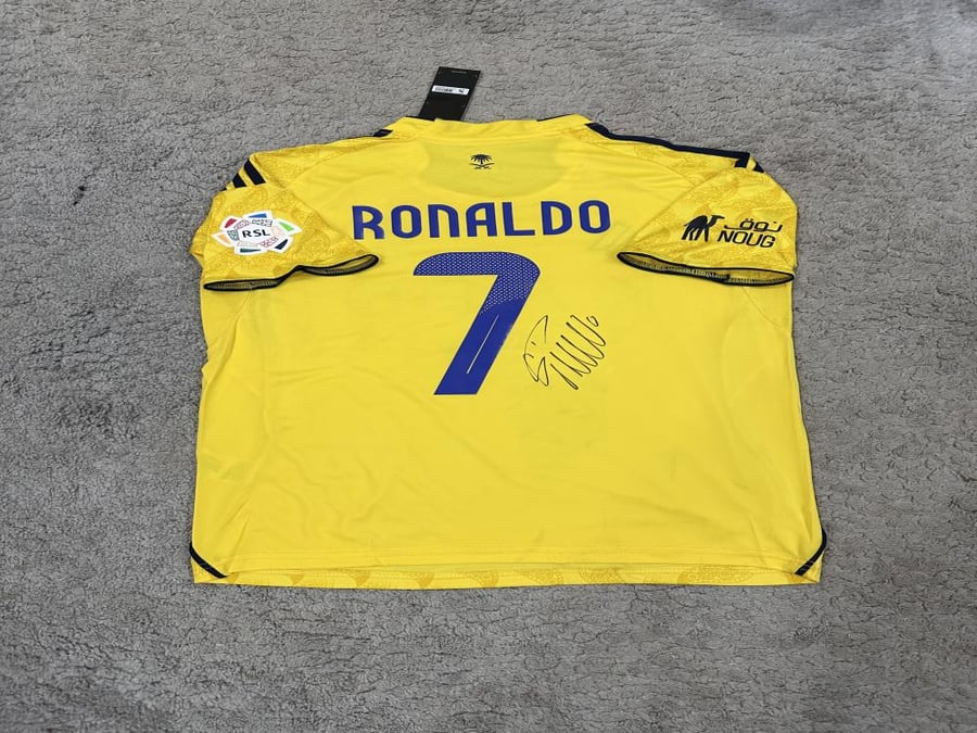 The Al-Nasr T-shirt signed by Ronaldo 2026/2025