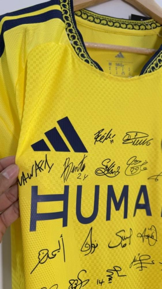 تيشيرت بتوقيع بعض من لاعبين النصر 27/26