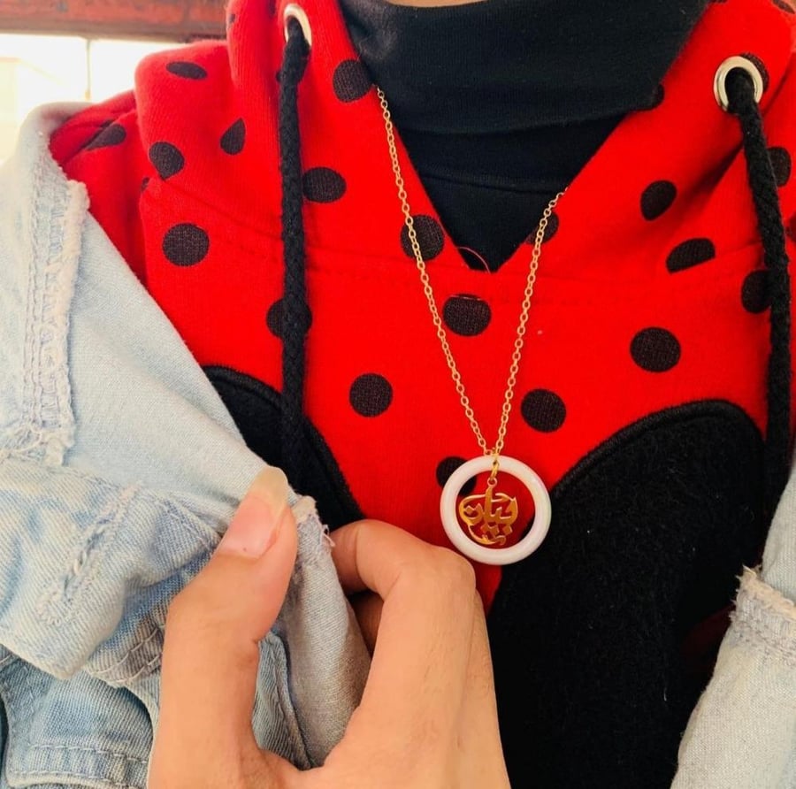 سلسال نسائي بالاسم مع ايطار أبيض