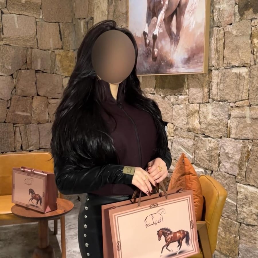 أصيلة الجوخ البرغندي مع الجلد الأسود