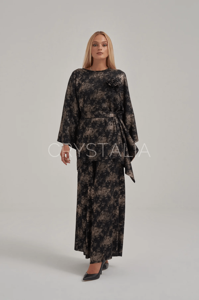 طقم نسائي Crystalia من قماش منقوش بالذهب مع حزام أسود