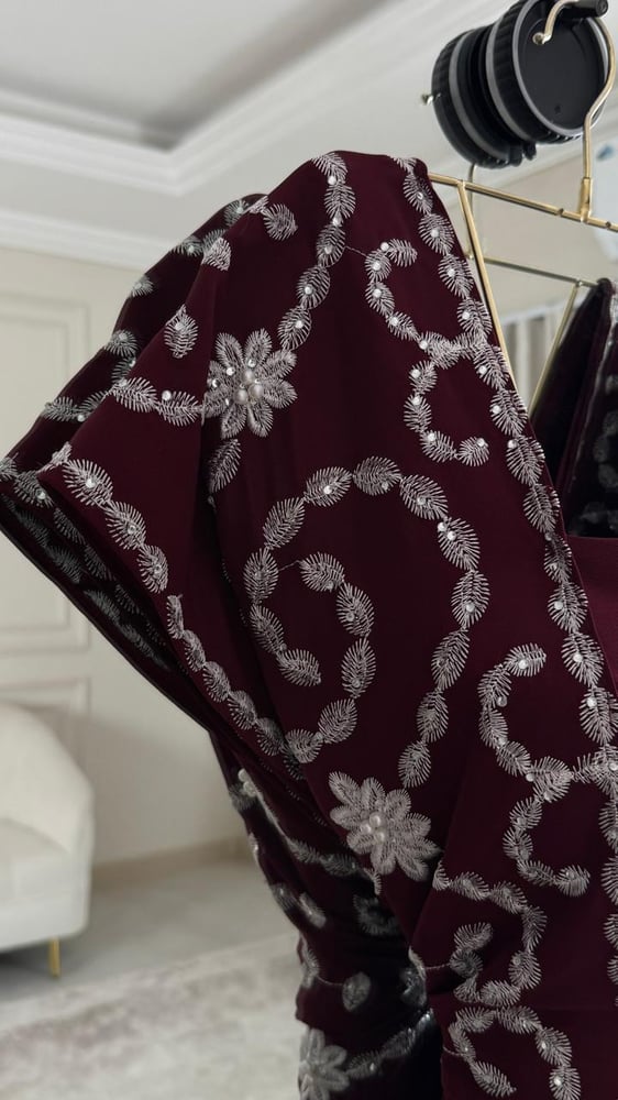 جلابية مطرزة