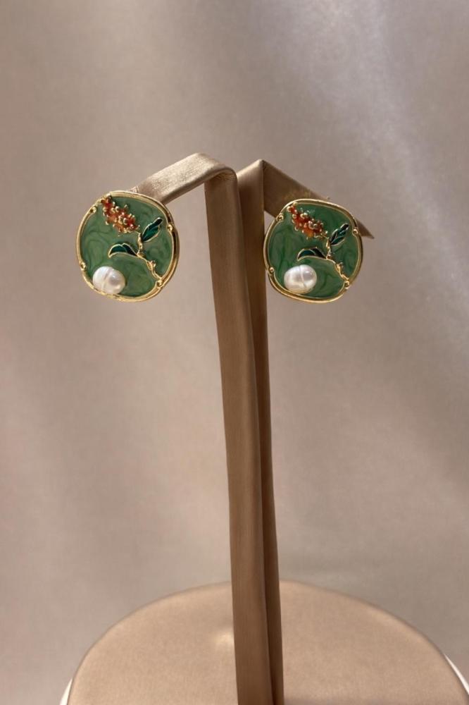 Earrings with an elegant design of high quality
