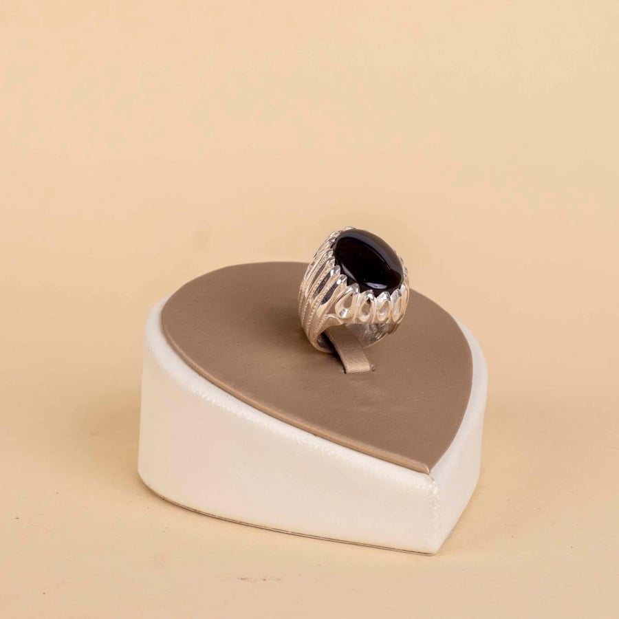 A Yemeni lip agate ring