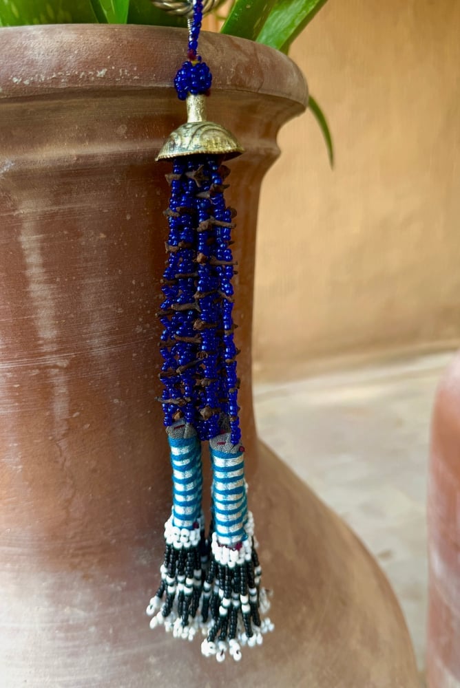 دلّاية قبيلة الكوتشي بالقرنفل والخرز الأزرق  Kuchi Tribal Cloves and Blue Beads Tass