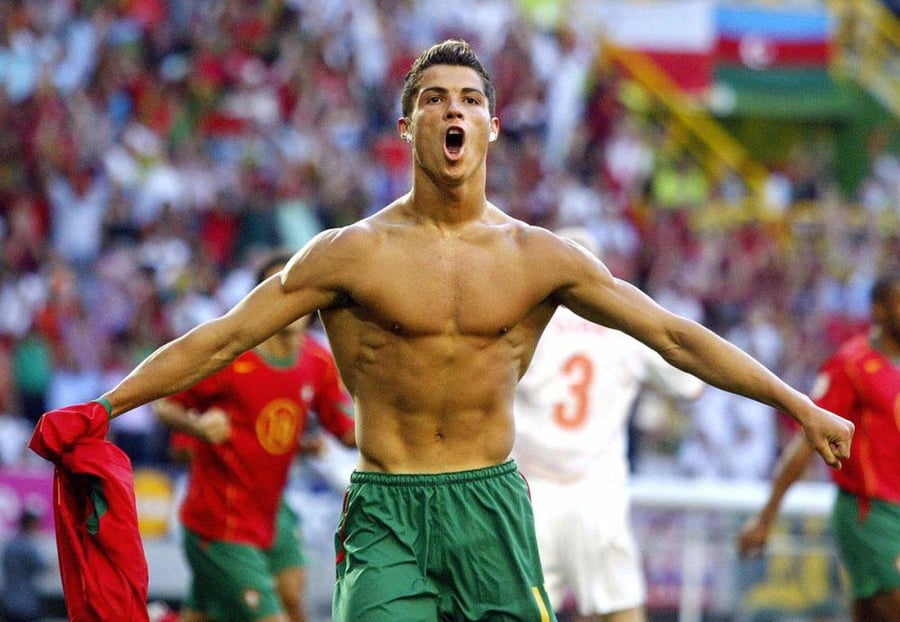 طقم منتخب البرتغال موسم 2004 احمر