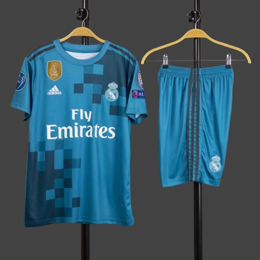 طقم ريال مدريد 2017-2018 كلاسيك