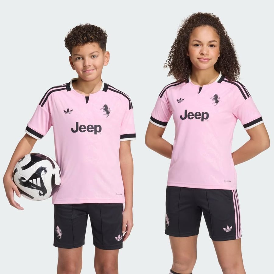 طقم وردي كلاسيك 2027 | Pink Retro Football Kit 2027