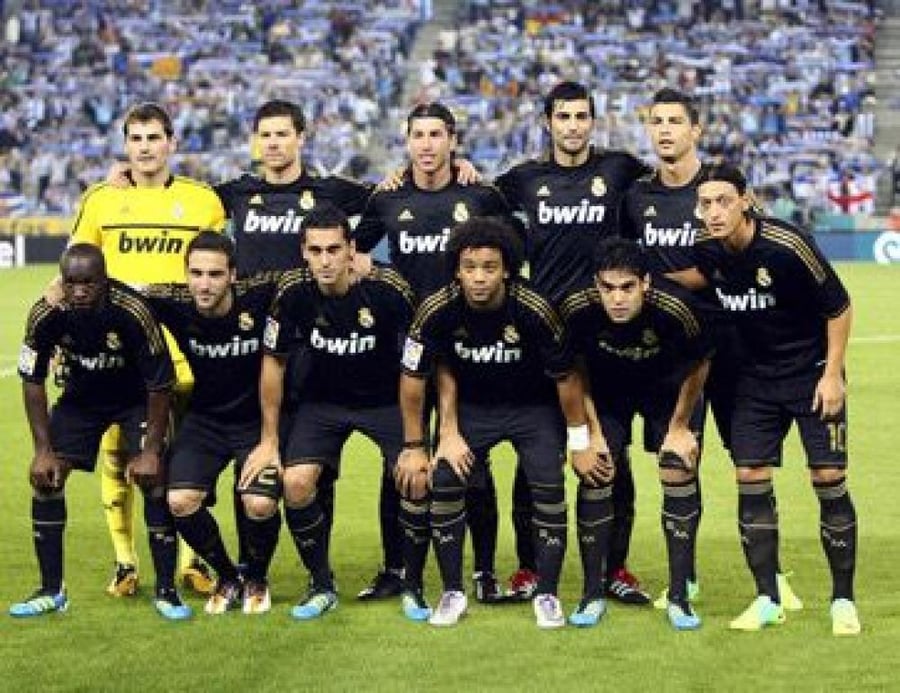 طقم كلاسيكي ريال مدريد  2011/2012