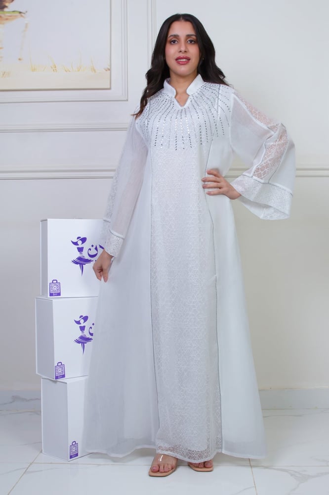 Elegant thobe with a sophisticated design that combines luxury and simplicity