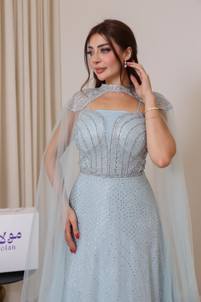 فستان سهرة  سماوي فاخر بكاب  بكاب طويل وتطريز كريستال