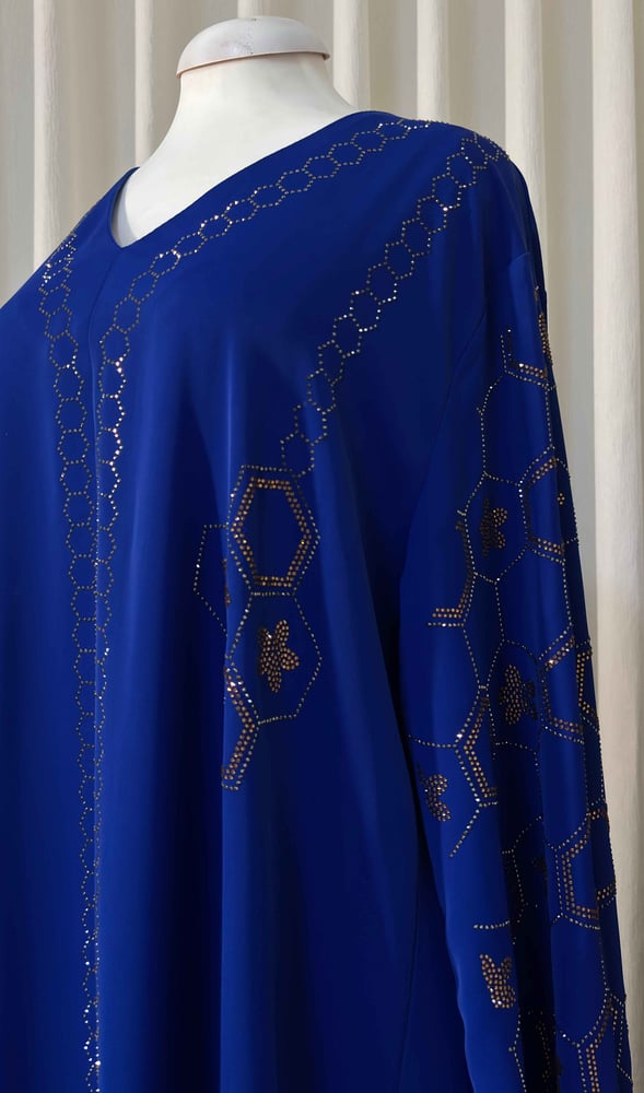 A royal blue thobe that attracts attention from the first moment, designed to combine luxury and comfort at the same time.