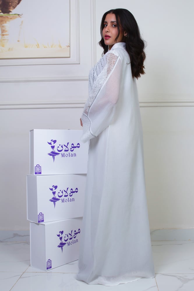 Elegant thobe with a sophisticated design that combines luxury and simplicity