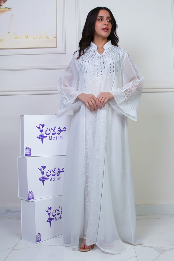 Elegant thobe with a sophisticated design that combines luxury and simplicity