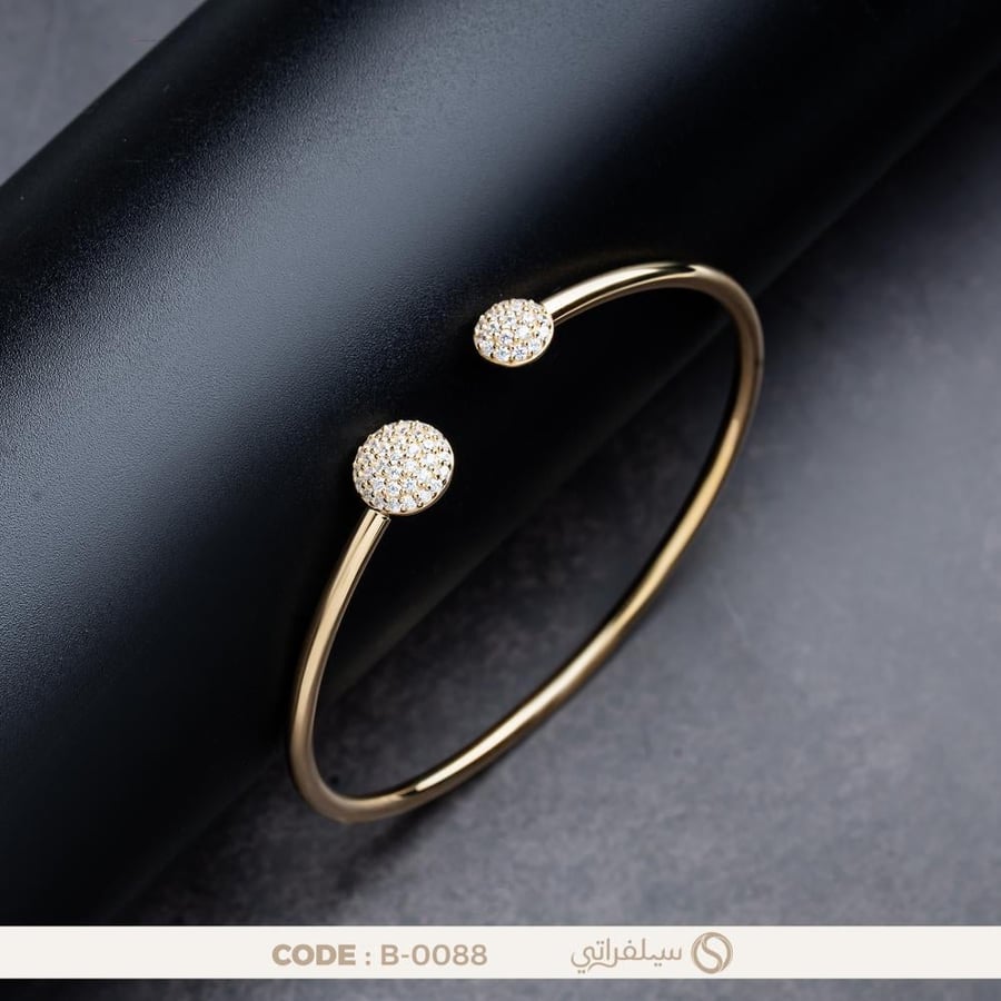 سوار مفتوح فضة عيار 925 بنهايات دائرية مرصعة بالزركون، مطلي بالروديوم وماء الذهب (B-0088)