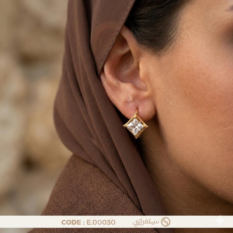 حلق بفص زركون مربع فضة عيار 925 مطلي بالروديوم وماء الذهب (E-0030)