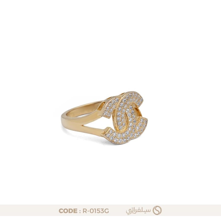 خاتم بتصميم حرفين C متقابلين مرصع بالزركون فضة عيار 925 مطلي بالروديوم وماء الذهب (R-0153G)