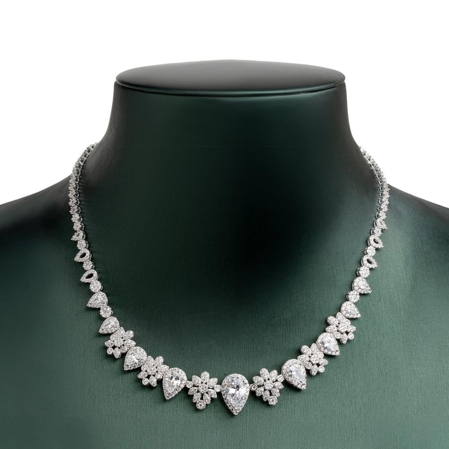 طقم فضة عيار 925 بتصميم الدمعة والزهرة مرصع بزركون بلمعان الألماس مطلي روديوم (S-0031)