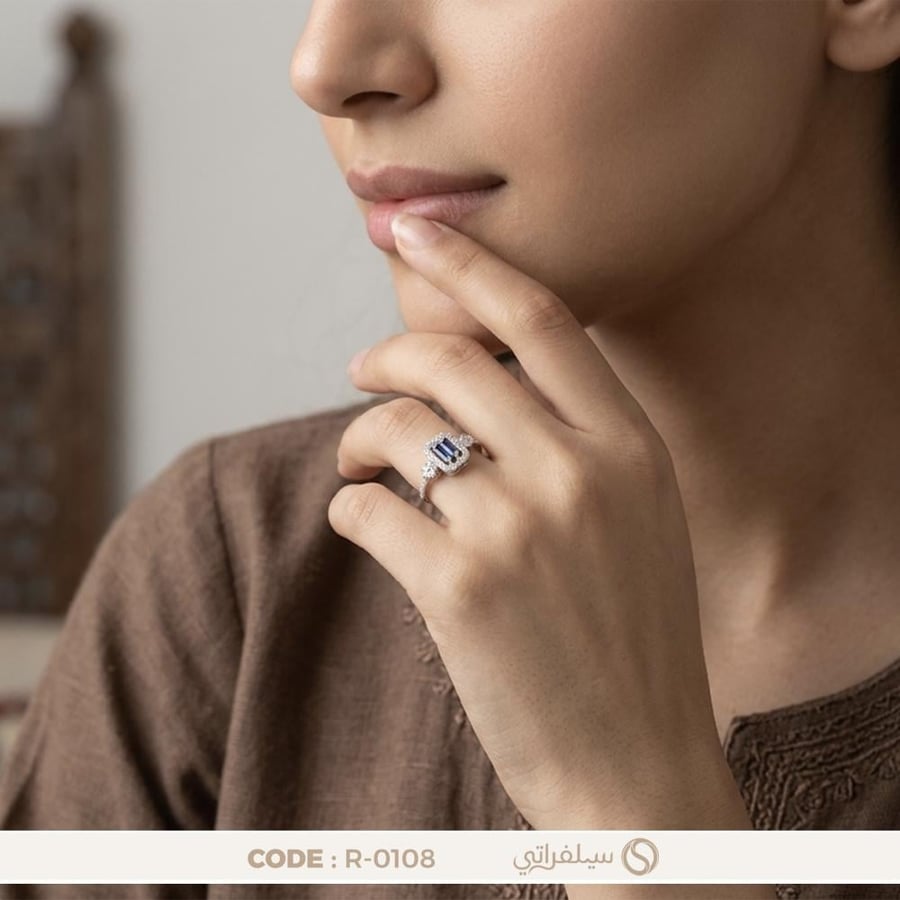 خاتم فضة نسائي بفص باجيت أزرق محاط بزركون بلمعان الألماس (R-0108)
