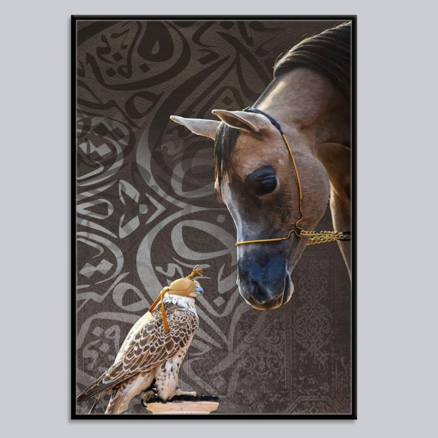 مقربة لرسم رأس الخيل والصقر بألوان بنية داكنة