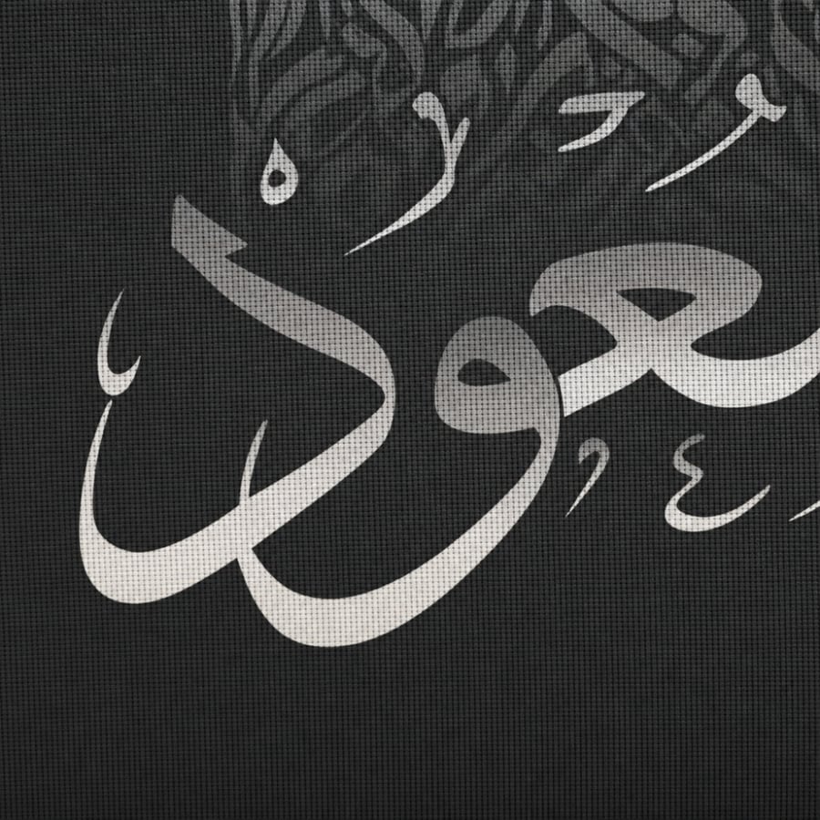 مقربة شديدة لتفاصيل الخط الفضي على الأسود