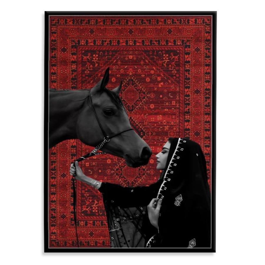 لوحة خيل عربي أسود واقف على خلفية حمراء بإطار أسود على خلفية بيضاء