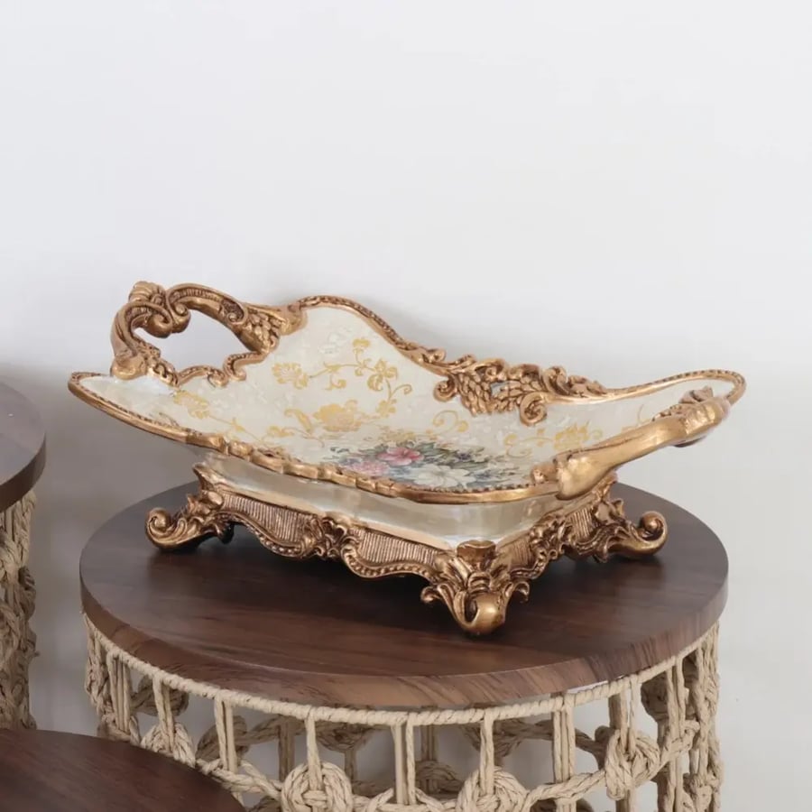 تحفة سيراميك بحواف ذهبية على طاولة خشب
