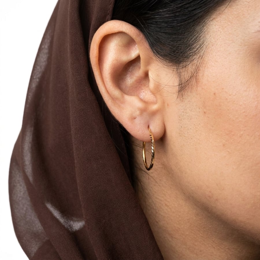 حلق ذهب على الأذن