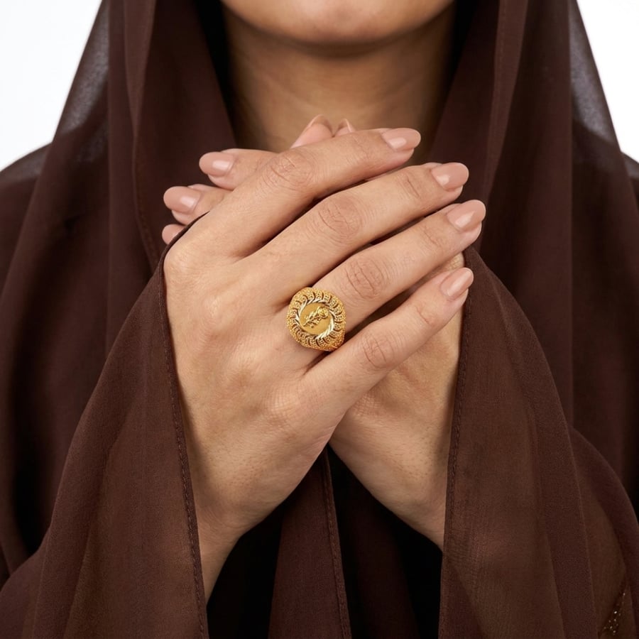 خاتم ذهب عيار 21 على اليد