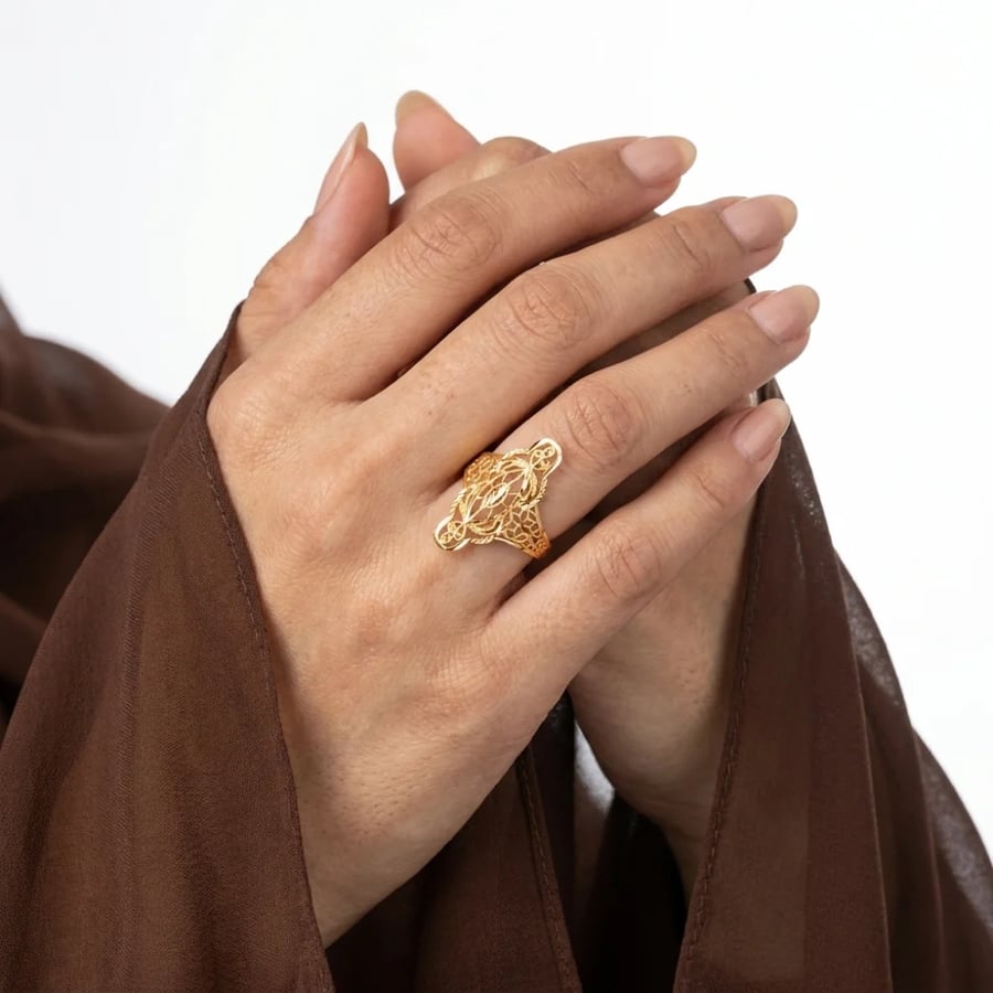 خاتم ذهب عيار 21 على اليد