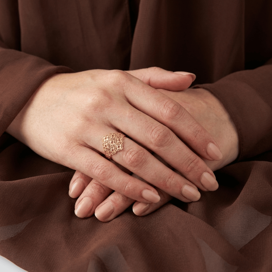خاتم ذهب عيار 21 على اليد