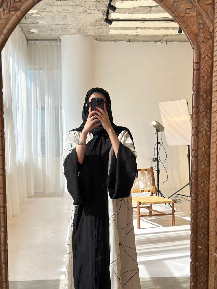Abaya Beshteh crepe Japanese off-white with black and gold stripes and black linen fabric