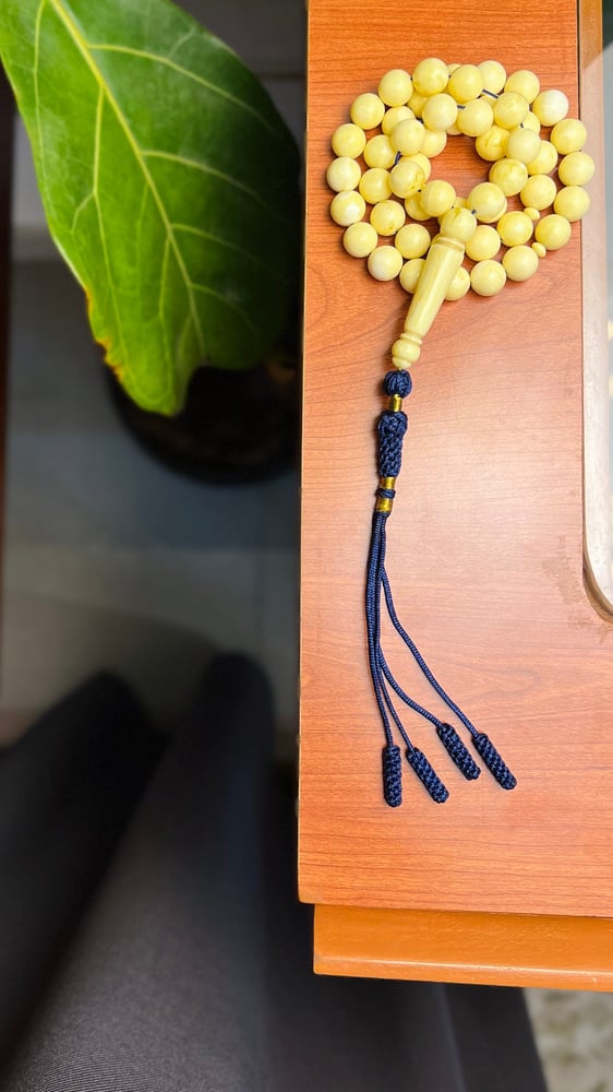 A prayer bead with a shell-like agate - karkousha