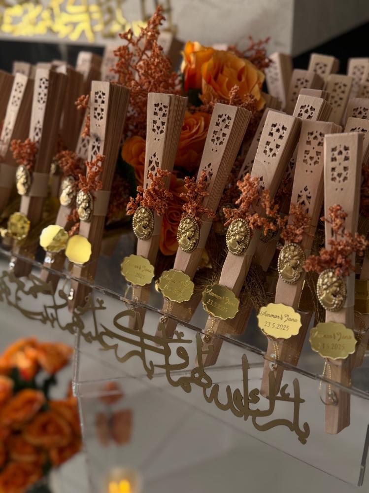 صينية اكريلك بها 50 مروحه خشب فكتوريا