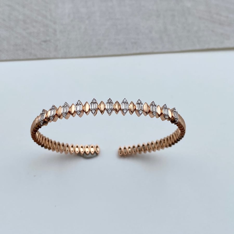 Gold Day bracelet with 18 diamond design
