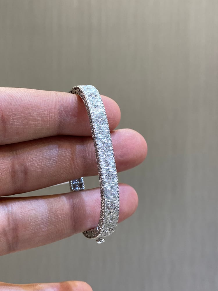 White gold bracelet with 18-karat diamond design