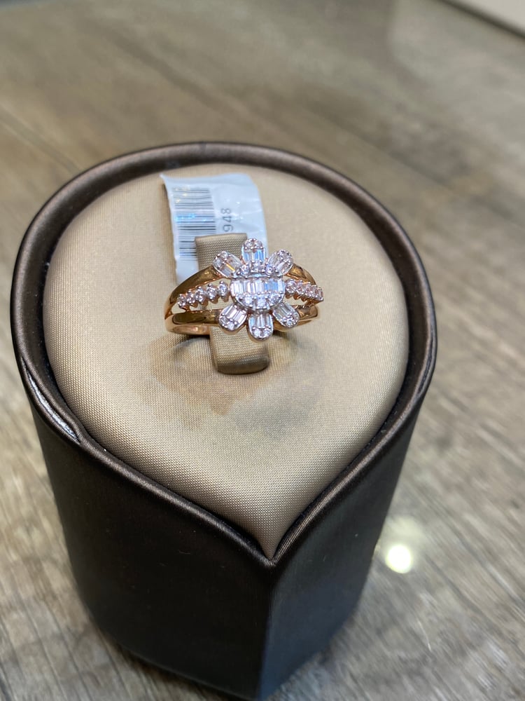 Gold ring 18 karat with diamond design R-948