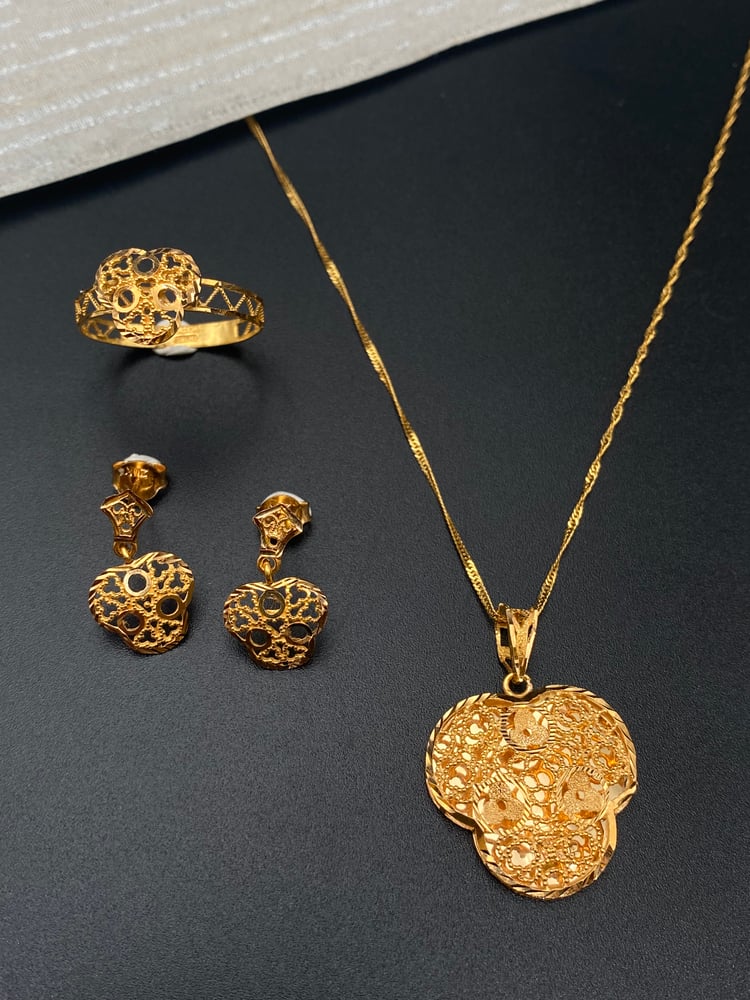 Half a 21-karat gold set