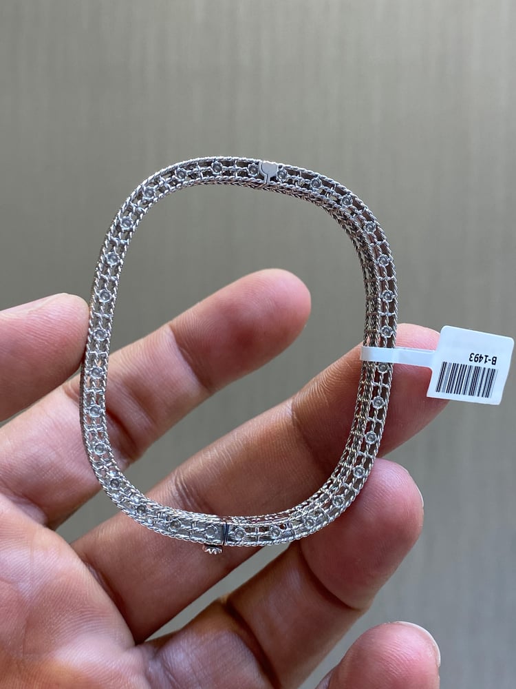 White gold bracelet with 18-karat diamond design