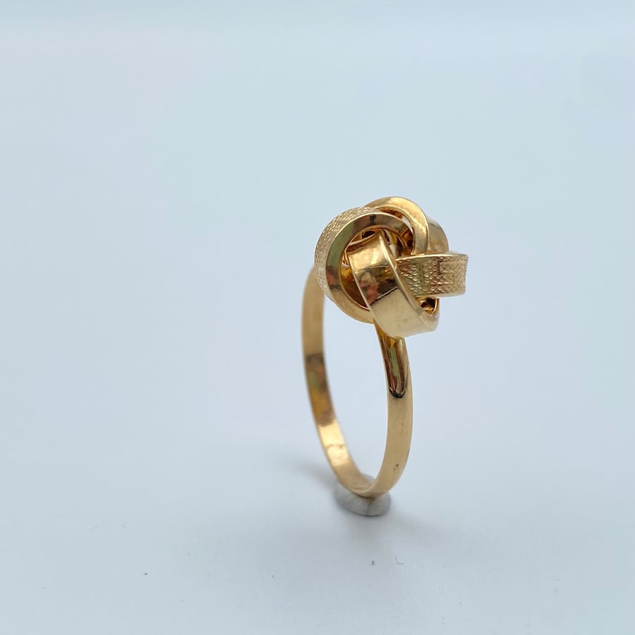18 karat gold ring