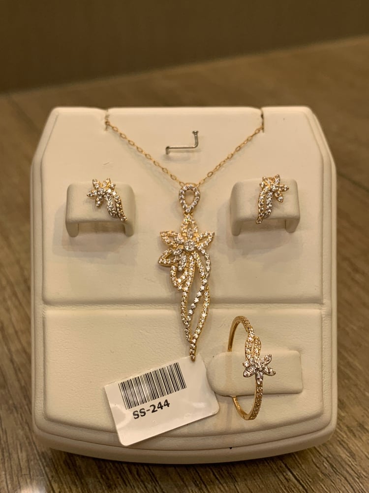 نص طقم ذهب عيار18/ss-244 الوزن 4.28
