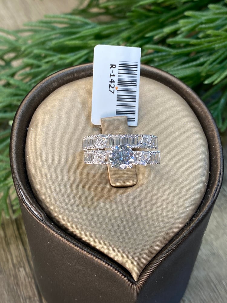 White gold twins with a modern and elegant design, 18 karat R-1427