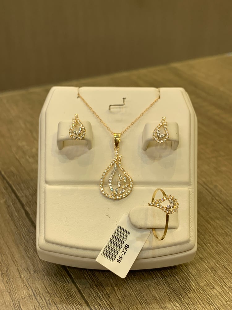 ‏نص طقم ذهب عيار 18/ss-238 الوزن 3.28