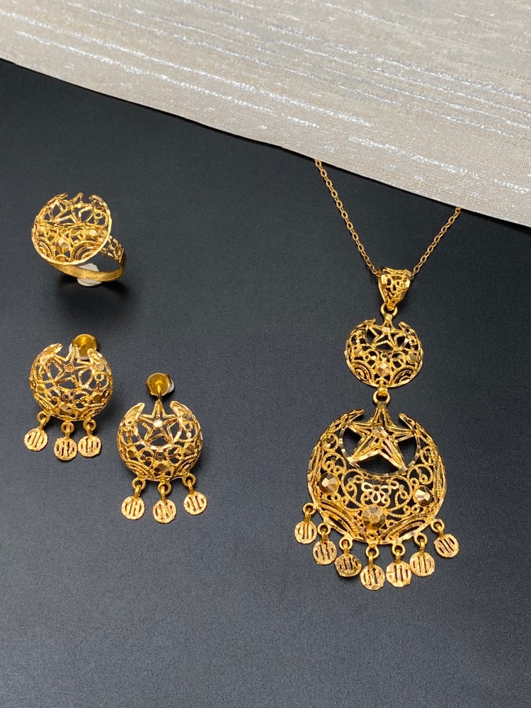 Half a 21-karat gold set