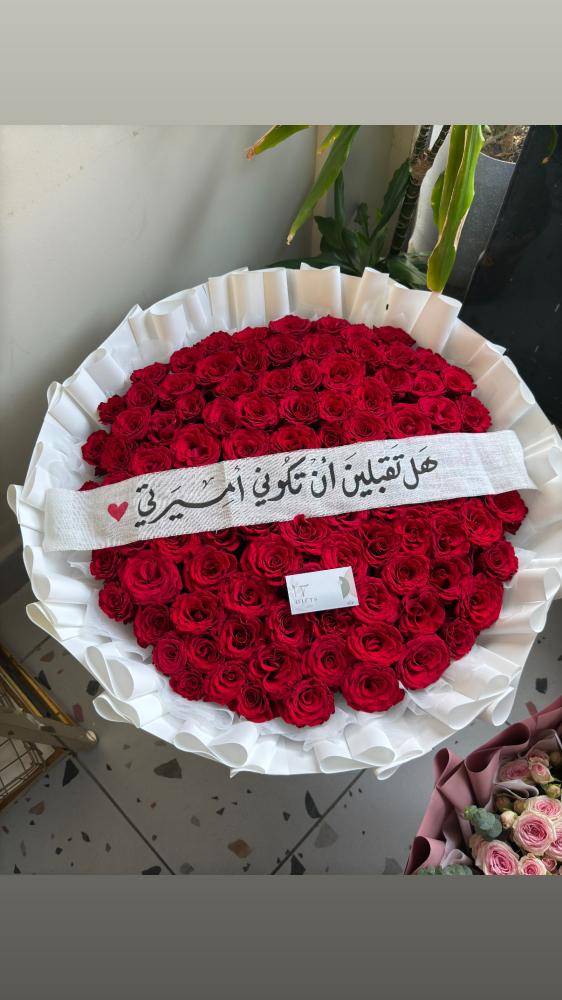 بوكيه أحمر 100 وردة مع شريطة