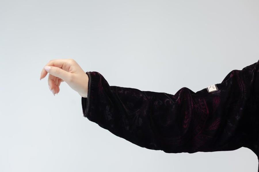 عباية مخمل أسود منقوش