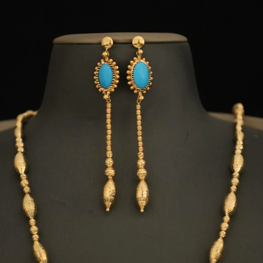 Set decorated with a sky blue agate stone